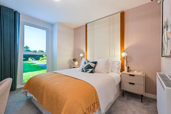 3 Bedroom Flat For Sale In Park Quarter, Barnet, EN4
