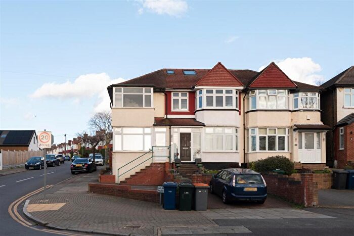 3 Bedroom End Of Terrace House For Sale In Hampden Way, London, N14