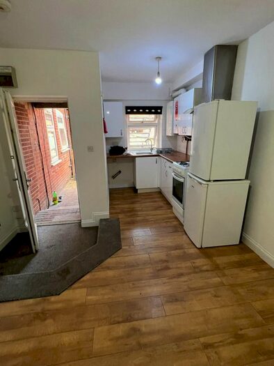 2 Bedroom Flat To Rent In Hazelbury Crescent, Luton, LU1