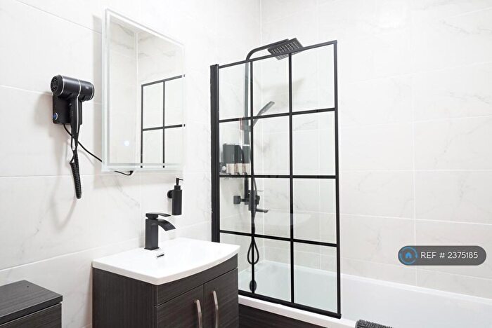 1 Bedroom Flat To Rent In Tudor House, Brighouse, HD6