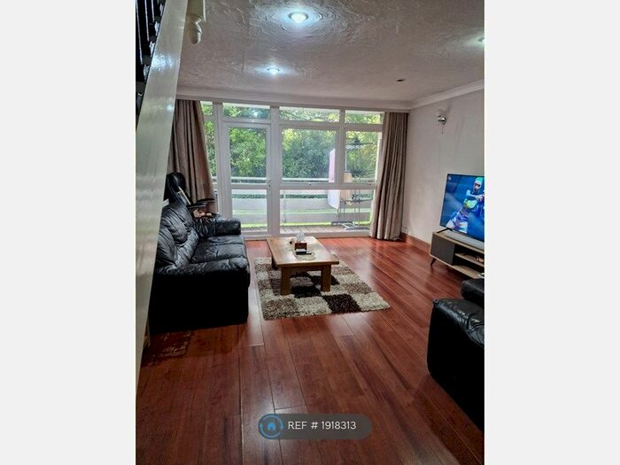 2 Bedroom Flat To Rent In Hillview Road, Woking, GU22