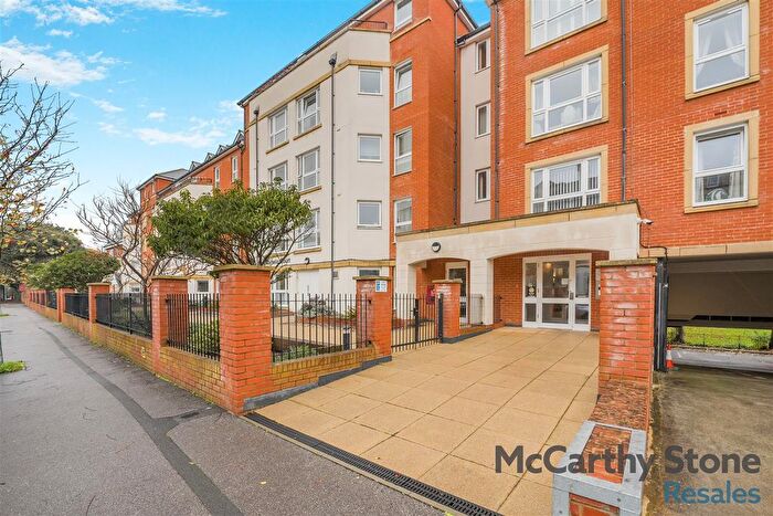 1 Bedroom Flat For Sale In Martello Court, Jevington Gardens, Eastbourne, BN21