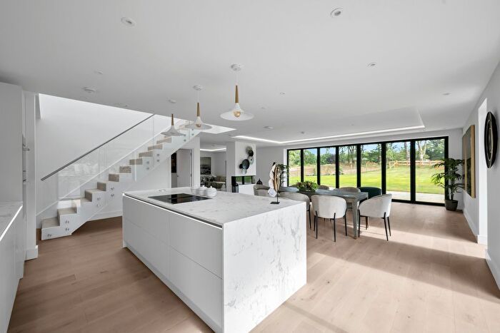 4 Bedroom Country House For Sale In House Courtlands Park, Banstead, SM7