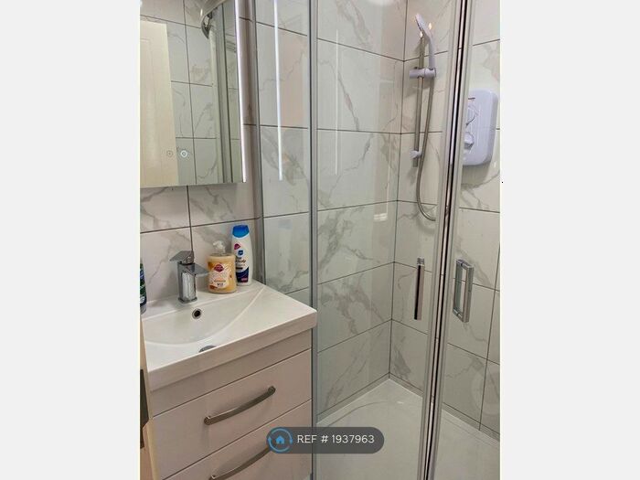 Studio To Rent In West Green Road, London, N15