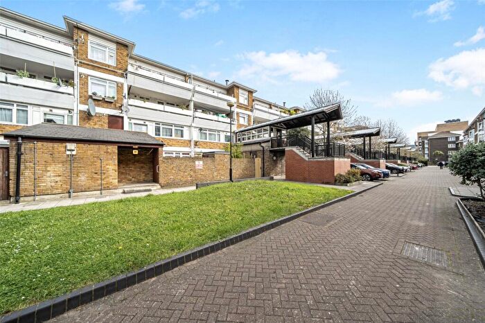 3 Bedroom Maisonette For Sale In Flaxman Road, London, SE5