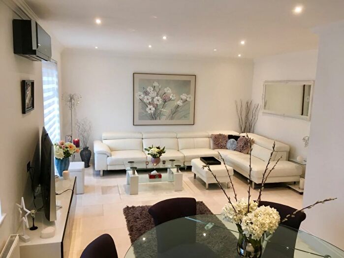 2 Bedroom Flat For Sale In Ivor Court, Chalgrove Gardens, London, N3