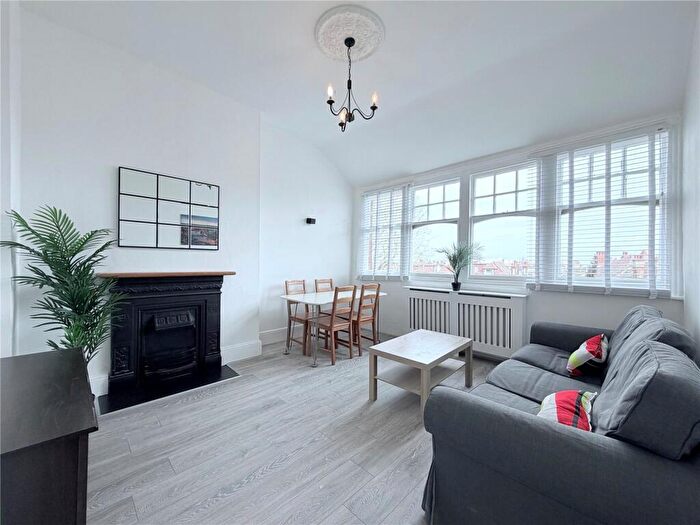 2 Bedroom Apartment For Sale In Queens Avenue, London, N10