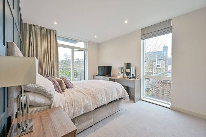2 Bedroom Flat For Sale In Wellsborough Mews, Wimbledon, London, SW20