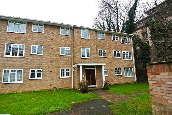 3 Bedroom Flat To Rent In Swallow Close, Staines-Upon-Thames, TW18