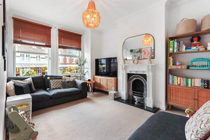 2 Bedroom Flat For Sale In Goldsmith Road, London, N11