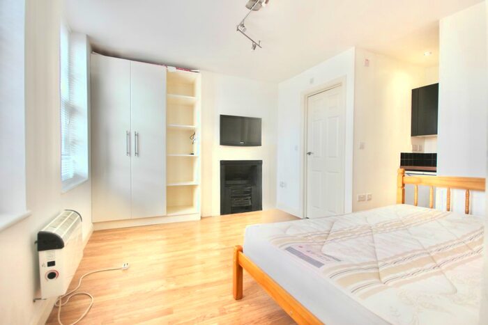 Studio To Rent In The Burroughs, London, NW4