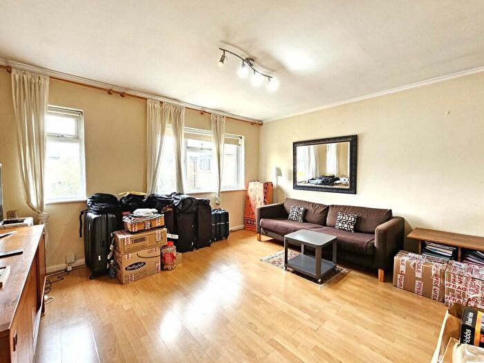 2 Bedroom Maisonette To Rent In Cromwell Close, East Finchley, N2