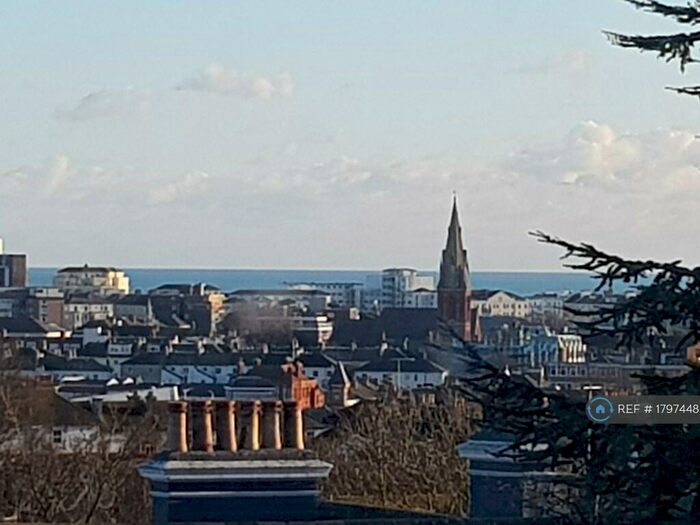 2 Bedroom Flat To Rent In The Fieldings, Eastbourne, BN21