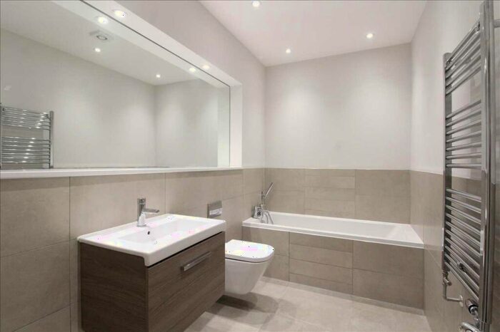 2 Bedroom Apartment To Rent In Albany Court, Leigh On Sea, SS9