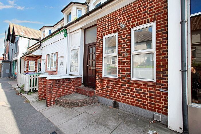 2 Bedroom Flat To Rent In Risborough Lane, Folkestone, CT19