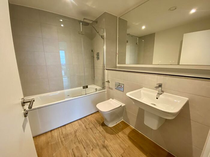 2 Bedroom Apartment To Rent In South Central, Essex Street, B5