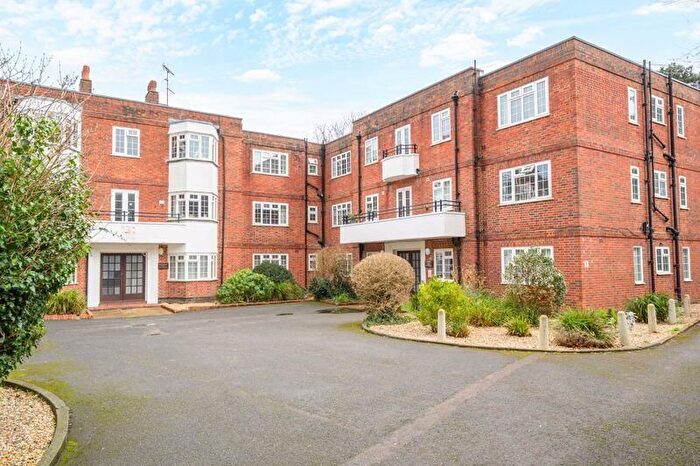 1 Bedroom Flat For Sale In Church Street, Walton-On-Thames, KT12