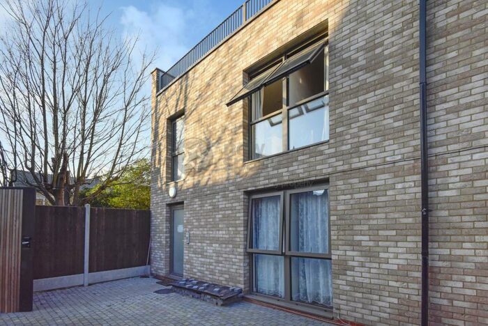2 Bedroom Flat To Rent In Sprowston Mews, Forest Gate, E7