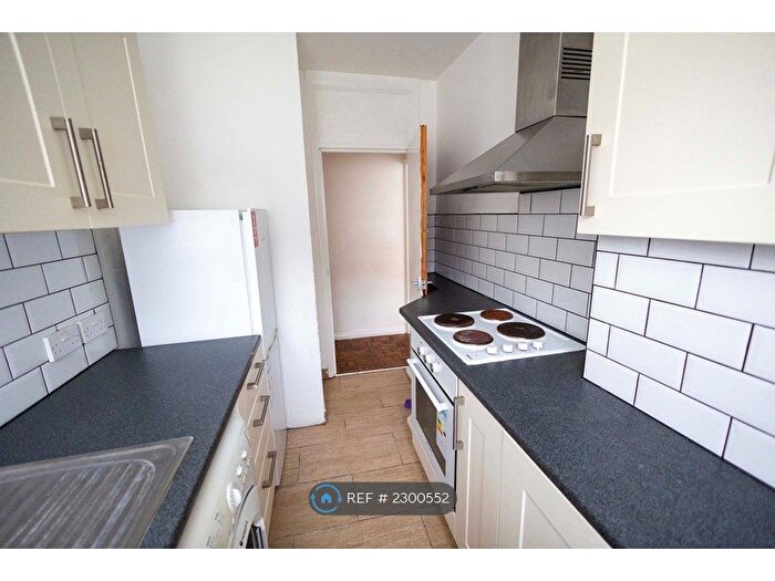 2 Bedroom Flat To Rent In Dudley Court, London, N12