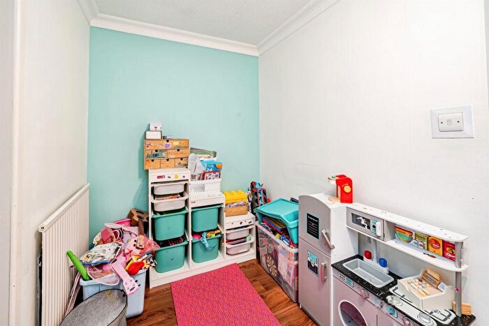 3 Bedroom End Of Terrace House For Sale In Lower Cippenham Lane, Slough, SL1