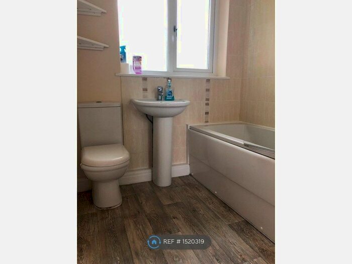 2 Bedroom Flat To Rent In Station Road, Hessle, HU13