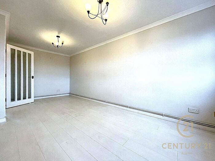 1 Bedroom Flat For Sale In Balmoral Road, Worcester Park, KT4