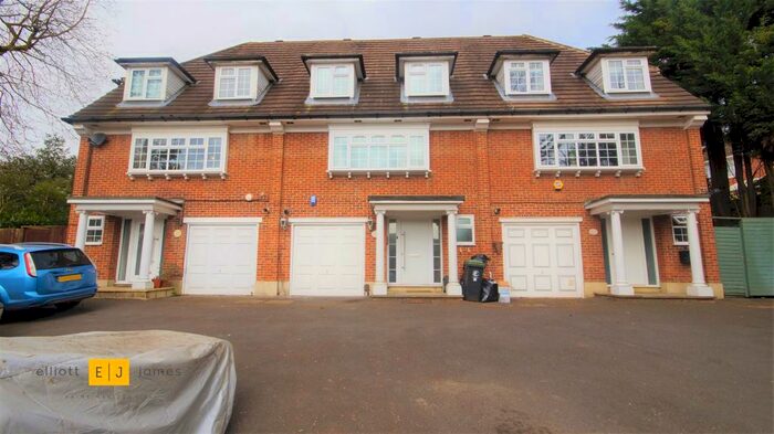 4 Bedroom Town House To Rent In Swiss Cottage Place, Loughton, IG10