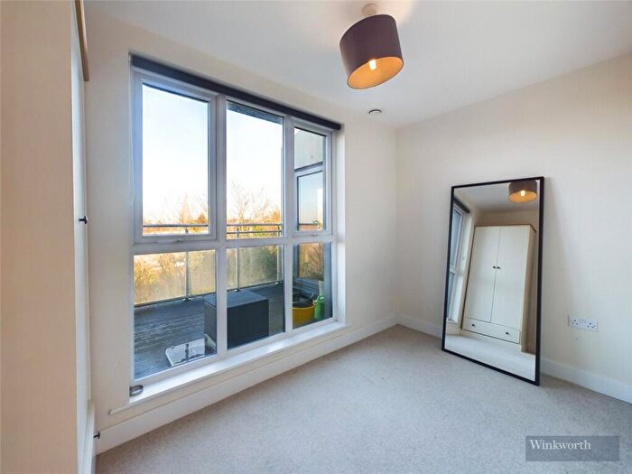 2 Bedroom Apartment To Rent In Hythe Road, Surbiton, KT6