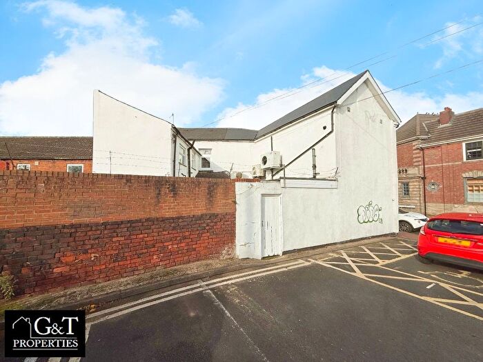 1 Bedroom Flat To Rent In A High Street, Cradley Heath, B64