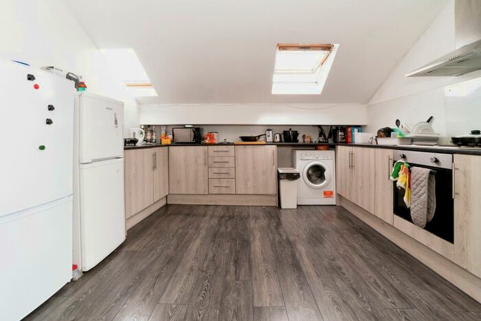 2 Bedroom Flat To Rent In Hoe Street, Walthamstow, London, E17