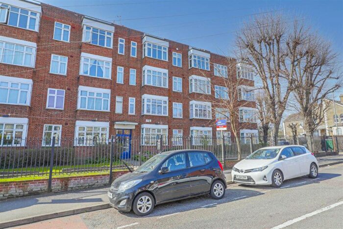 3 Bedroom Apartment To Rent In Fairlop Road, Leytonstone, E11