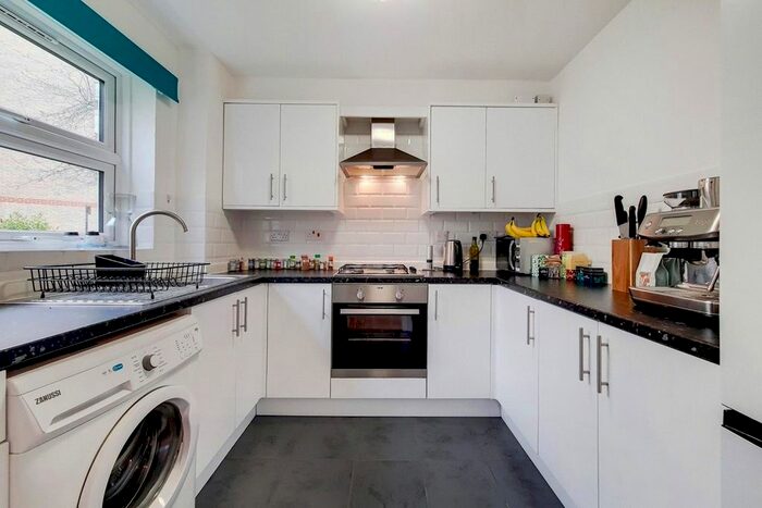 2 Bedroom Flat To Rent In Weavers Way, London, NW1