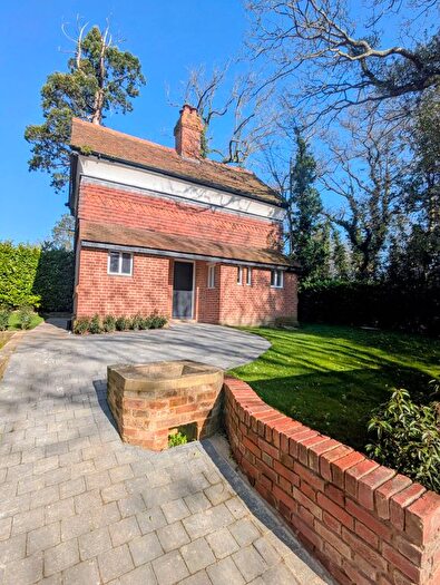 2 Bedroom Cottage For Sale In Hillside Manor Cottages Brookshill, Harrow, HA3