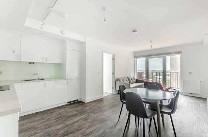 2 Bedroom Flat To Rent In Millet Place, Silvertown, London, E16