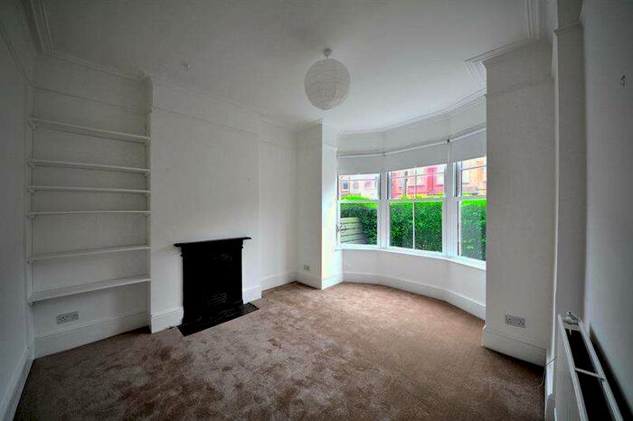 2 Bedroom Maisonette Flat To Rent In Marketplace, East Finchley, London, N2