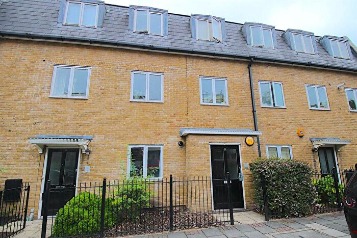 3 Bedroom Flat To Rent In Jamaica Street, London, E1