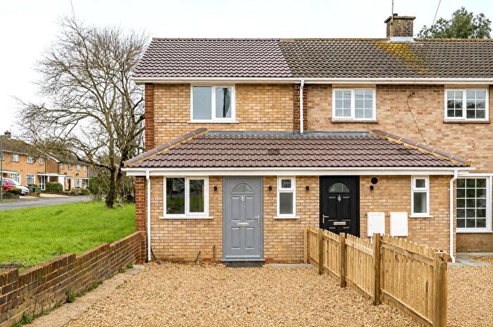 2 Bedroom End Of Terrace House For Sale In Hunts Close, Guildford, Surrey, GU2