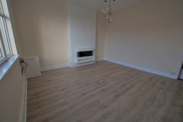 2 Bedroom Flat To Rent In **Large Flat** Smithy Fold, Glossop, SK13