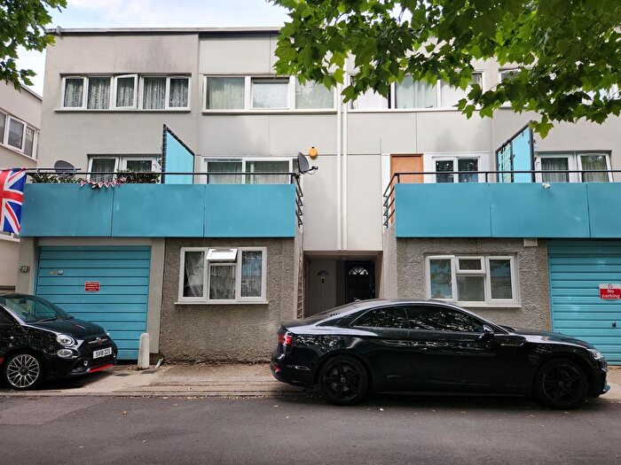 Studio To Rent In Shropeshire Close, Pollard Hill, CR4