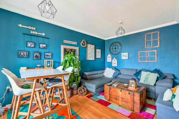 2 Bedroom Flat To Rent In Station Approach, Woking, GU22