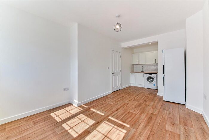 1 Bedroom Flat To Rent In High Street, Banstead, SM7