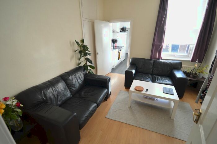2 Bedroom Flat To Rent In Helmsley Road, Newcastle Upon Tyne, NE2