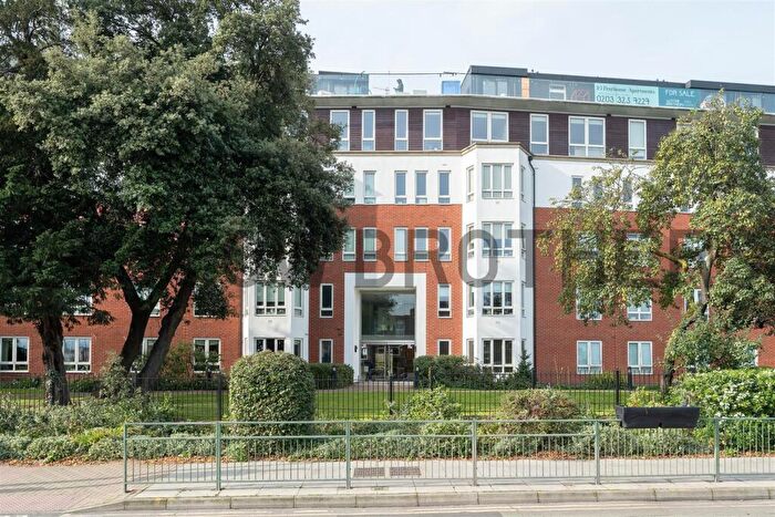 2 Bedroom Flat To Rent In Regency Court, South Woodford, E18