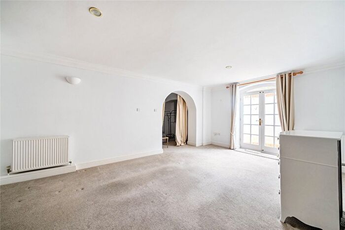 1 Bedroom Flat For Sale In Ellesmere Place, Walton-On-Thames, KT12