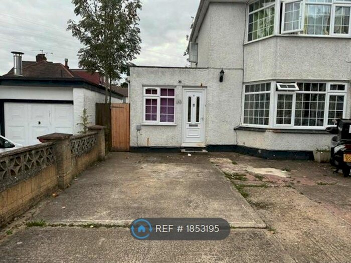 4 Bedroom Semi-Detached House To Rent In Oatlands Drive, Slough, SL1