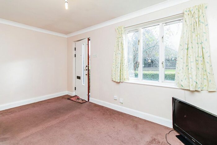 1 Bedroom Flat For Sale In Heatherbank Close, Crayford, Dartford, DA1
