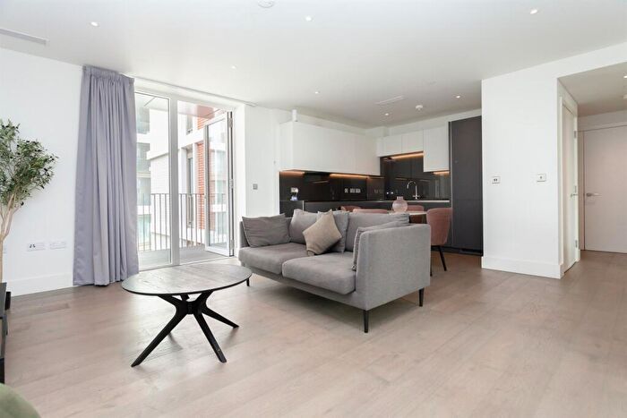 2 Bedroom Flat To Rent In Gartons Way, SW11