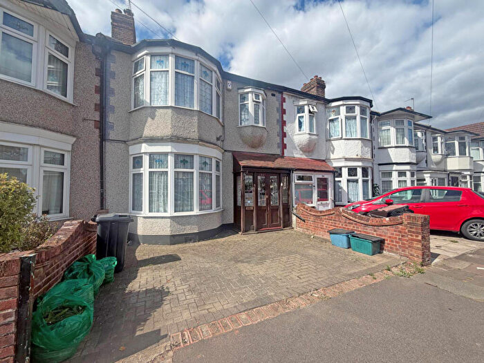 3 Bedroom Terraced House To Rent In Hamilton Avenue, Ilford, Essex, IG6