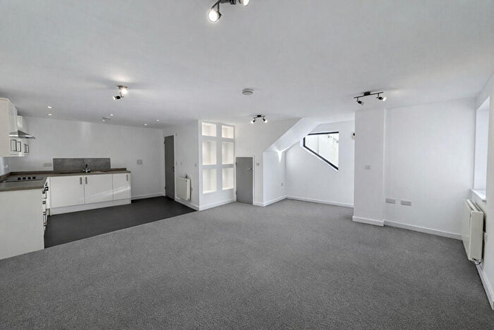 1 Bedroom Flat To Rent In Strand Hill, Dawlish, EX7