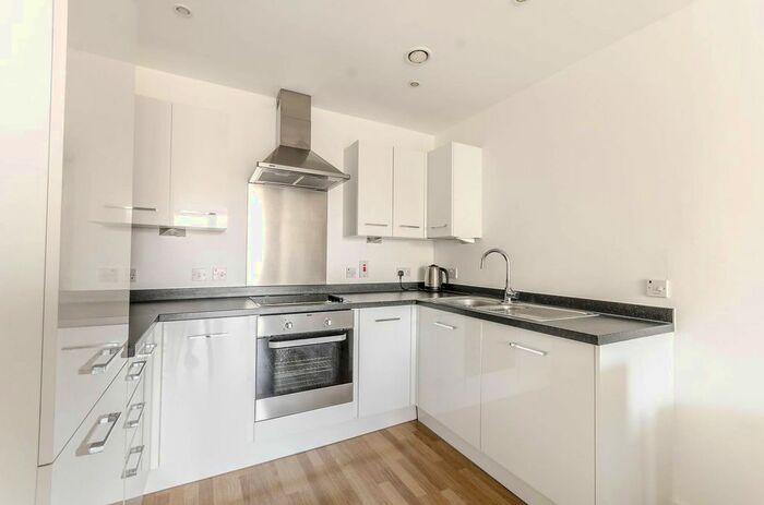 1 Bedroom Flat To Rent In Bloemfontein Road, Shepherd's Bush, London W12